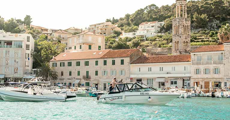 English-Croatian - Photo coastal town