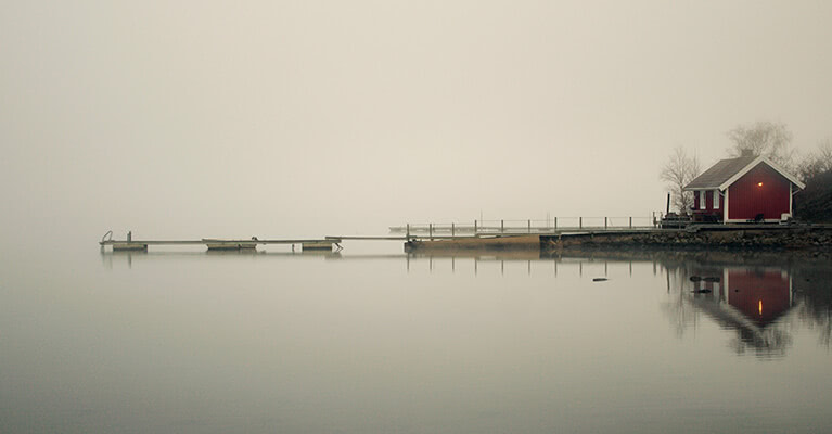 English to Swedish - Photo lakeside house